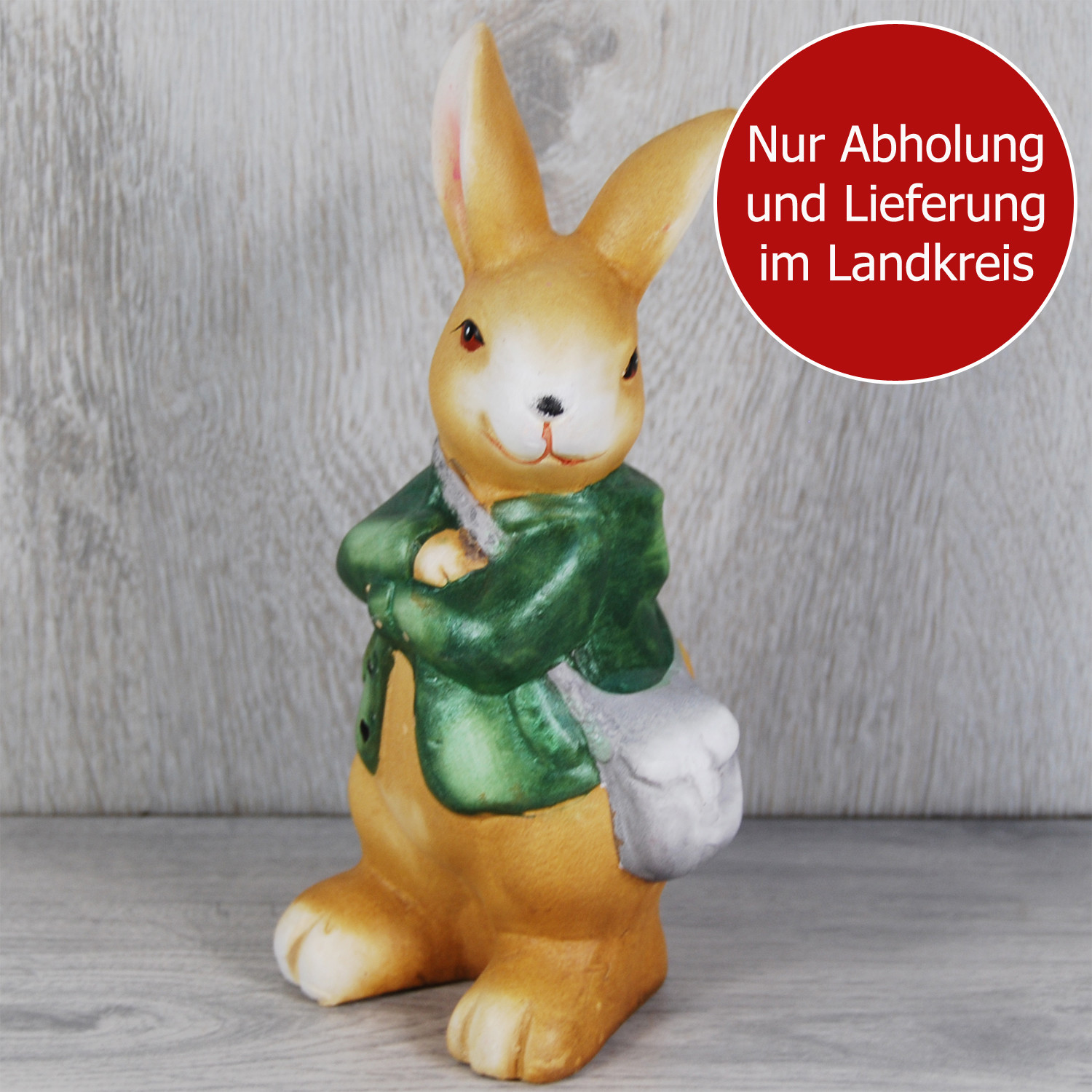 Hase mit verschränkten Armen